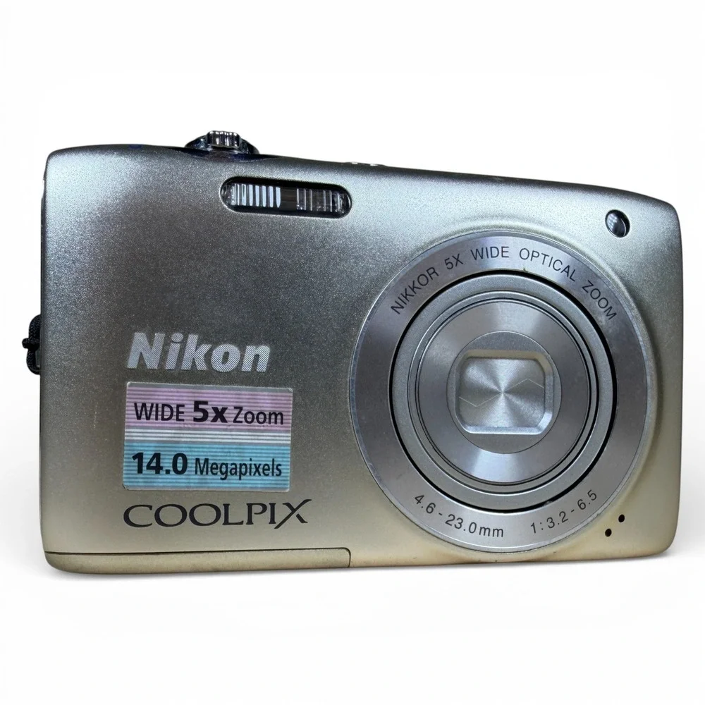 Nikon Coolpix S3100 14.0MP Digital Camera Bundle Silver w/ Charger + Battery EUC